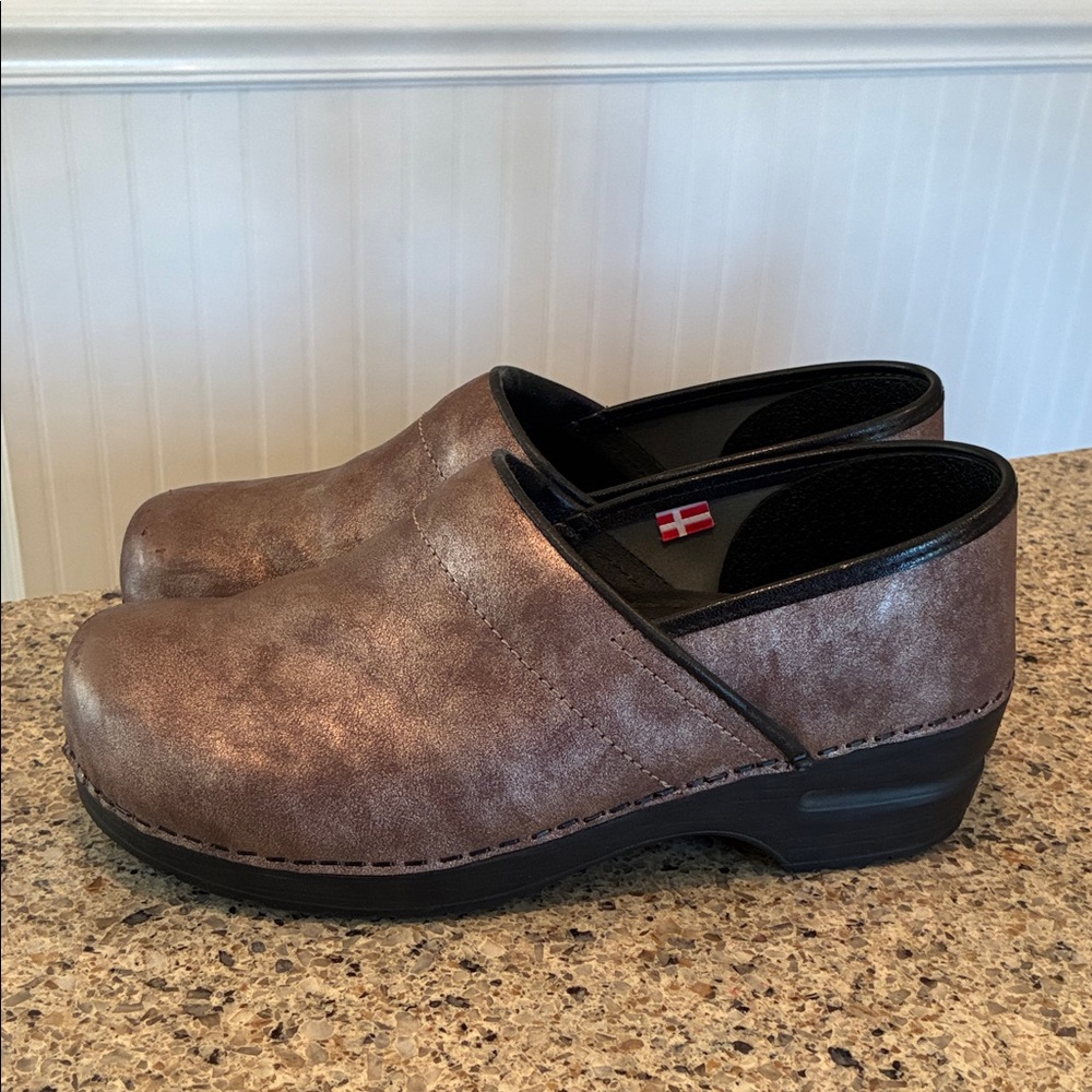 EU 40 Women’s Sanita Pro Clogs